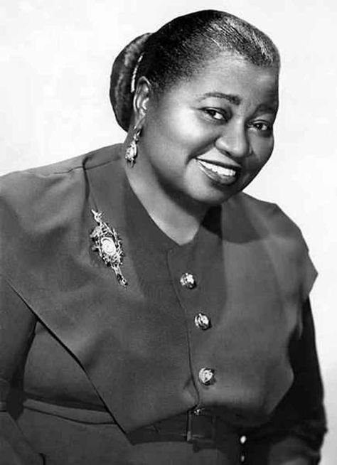 Hattie McDaniel ~ Born June 10, 1895 in Wichita, Kansas, US. Died October 26, 1952 (aged 57) in Woodland Hills, Los Angeles, California, US. American actress, singer-songwriter, and comedienne. She is best known for her role as Mammy in Gone with the Wind (1939) for which she won the Academy Award for Best Supporting Actress, making her the first African American to win an Academy Award. Mc Daniel, Klasik Hollywood, Hattie Mcdaniel, Tyrone Power, Errol Flynn, Black Actresses, Vintage Black Glamour, Black Actors, Classic Movie Stars