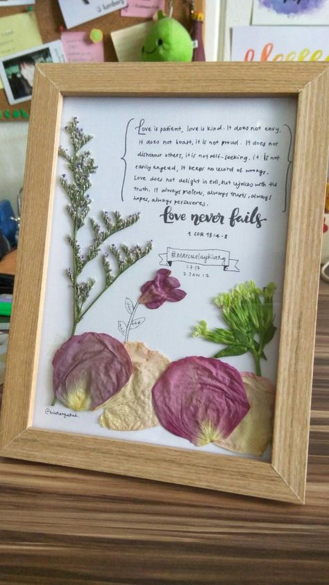 Dried Flowers Ideas Frame, Flower Petal Picture Frame, Best Frames For Pressed Flowers, Flower Press Picture Frame, How To Put Dried Flowers In Frame, Dried Flowers Photo Frame, Pressed Flowers Gift, Dried Flowers In Picture Frame, Pressed Rose Petals Framed