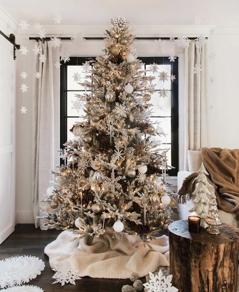 Frosted Christmas Tree Decor, Frosted Christmas Tree Ideas, Fun Christmas Tree Ideas, French Country Christmas Decor, Xmas Inspiration, White Xmas Tree, Christmas Tree Inspo, Chirstmas Decor, French Country Christmas