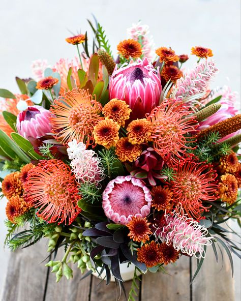 Good energy, captured through the power of flowers 🍃🌷💥🌷🌿 #fabulousflorals #goodenergy #selfcare #protea #cagrown Protea Arrangements Modern, Protea Floral Arrangements, Dried Bouquet Display, Protea Wedding Flowers, Protea Flower Arrangements, Protea Wedding Bouquet, Bouquet Display, Protea Wedding, Protea Bouquet