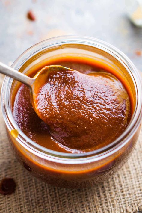 A quick and easy BBQ sauce recipe for deliciously smoked or grilled meats! You only need a few pantry staples to make the best BBQ sauce. Vegan Bbq Sauce Recipe, Pulled Pork Sauce, Vegan Bbq Sauce, Homemade Barbecue Sauce Recipe, Easy Bbq Sauce, Bbq Sauce Ingredients, Homemade Bbq Sauce Recipe, Sweet Bbq Sauce, Barbecue Sauce Recipes