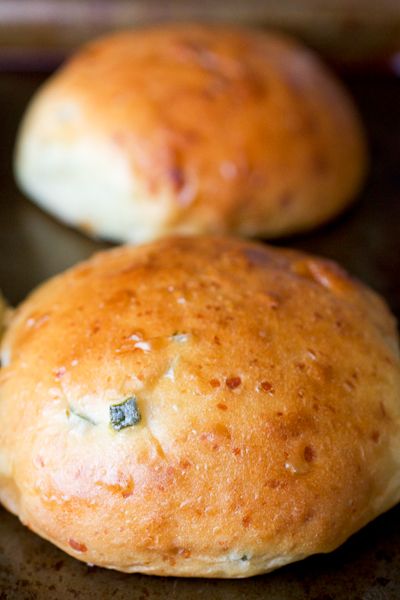 Hamburger Bun Recipe, Homemade Buns, Cheese Buns, Amazing Meals, Jalapeno Cheddar, Biscuit Rolls, Homemade Hamburgers, Bread Bun, Hamburger Buns