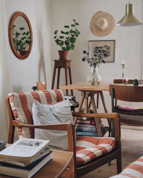 my scandinavian home: Hannah's Swedish City Apartment and Country Summer Cottage Swedish Homes, Scandinavian Cottage, My Scandinavian Home, Swedish Cottage, Last Days Of Summer, Country Summer, Cottage Living Rooms, Cottage Interior, Swedish House