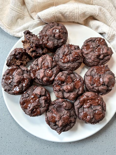 DOUBLE CHOCOLATE PROTEIN MUFFINS Chocolate Protein Muffins, Cranberry Quinoa Salad, Mom Meals, Healthier Treats, Breakfast Prep, Summer Challenge, Protein Muffins, Breakfast Bites, Baked Treats