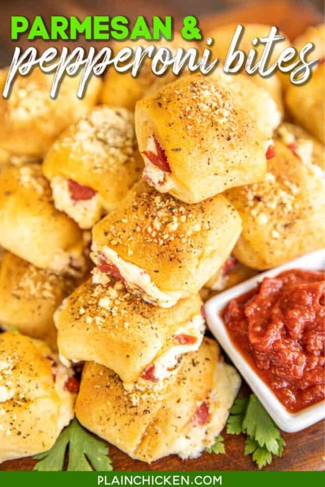 Parmesan & Pepperoni Bites - mini pepperoni calzones! Crescent rolls filled with cream cheese, parmesan cheese, and chopped pepperoni. Dip the baked bites into warm pizza sauce. Great for parties, tailgating, lunch, dinner, or a side to pasta dishes. Can assemble a few hours in advance and refrigerate until ready to bake. These things fly off the plate! #pizza #calzone #partyfood #appetizer #gameday Calzone Bites, Pepperoni Bites, Pepperoni Dip, Plain Chicken Recipe, Pizza Calzone, Inexpensive Dinners, Turkey Pepperoni, Plain Chicken, Quick And Easy Appetizers