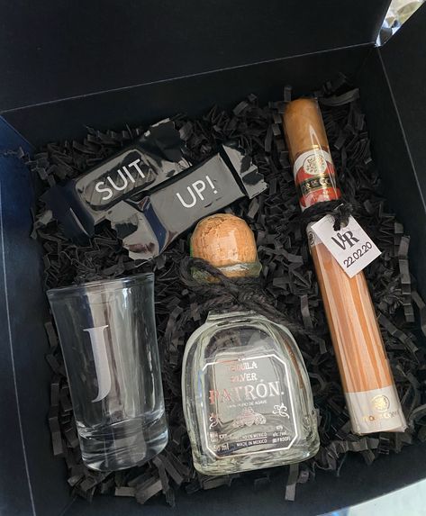 Groom Box Ideas, Groomsmen Thank You Gifts, Grooms Men Proposal Boxes, Officiant Proposal Ideas For Men, Bridesmen Proposal Ideas, Groomsmen Proposal Gift Ideas, Unique Groomsmen Proposal, Groomsmen Proposal Non Alcoholic, How To Ask Groomsmen To Be In Wedding