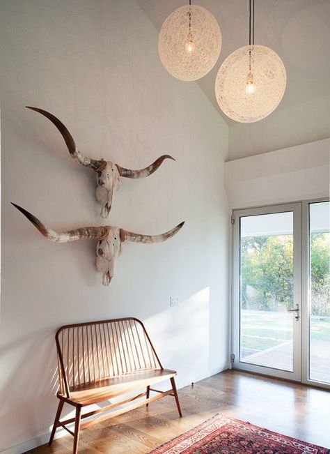 Longhorns over bench Deer Heads, Modern Southwestern, Modern Entry, Salon Suites, Modern Western, Deco Boheme, Up House, Studio Mcgee, Decoration Inspiration