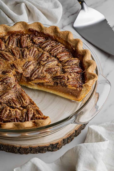 The Best Luby’s Pecan Pie Recipe - Simple Copycat Recipes Homemade Pecan Pie, Pecan Pie Easy, Pecan Pie Filling, Restaurant Dishes, Copycat Restaurant Recipes, Recipe Simple, Pecan Pie Recipe, Homemade Pie Crusts, Crunchy Pecans