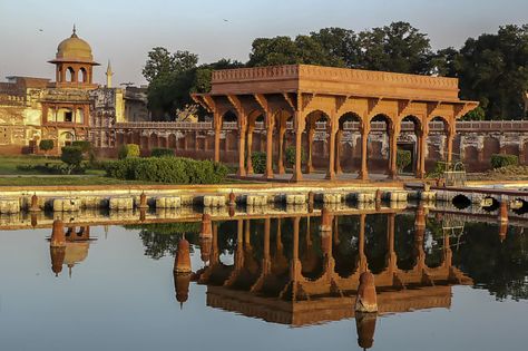 Sunset reflections at the Shalimar Gardens by Violeta Ivanova (Lahore, Pakistan) Iran Architecture, Shalimar Garden, Pakistani People, Site History, Beautiful Pakistan, Persian Garden, Mughal Architecture, Pakistan Travel, Indian Architecture