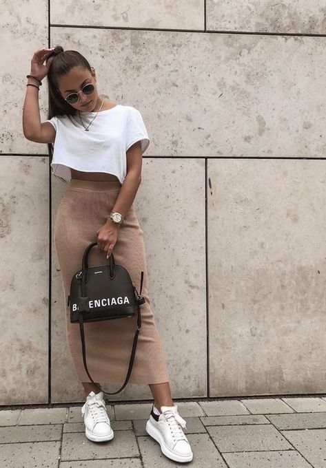 Car Outfit, Rok Outfit, Skirt And Sneakers, Food Coma, Neue Outfits, Mode Inspo, Daily News, Outfits Casuales, White Sneakers