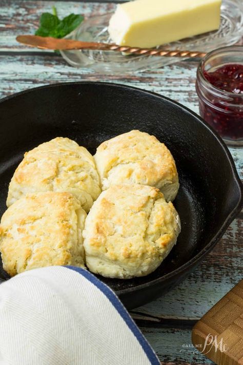 3-Ingredient Biscuits from Call Me PMc is the most clicked recipe at Weekend Potluck #237 Biscuits For Two, 3 Ingredient Biscuits, Skillet Biscuits, Easy Homemade Biscuits, Homemade Biscuits Recipe, Bolo Red Velvet, Recipe For 1, Recipe For 2, Single Serving Recipes