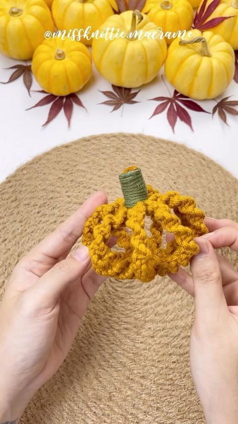 Pumpkin Tutorial, Simpul Makrame, 3d Pumpkin, Fall Pumpkin Crafts, Fall Decor Diy Crafts, Boho Crafts Diy, Macrame Knots Pattern, Halloween Crafts Decorations, Fall Halloween Crafts