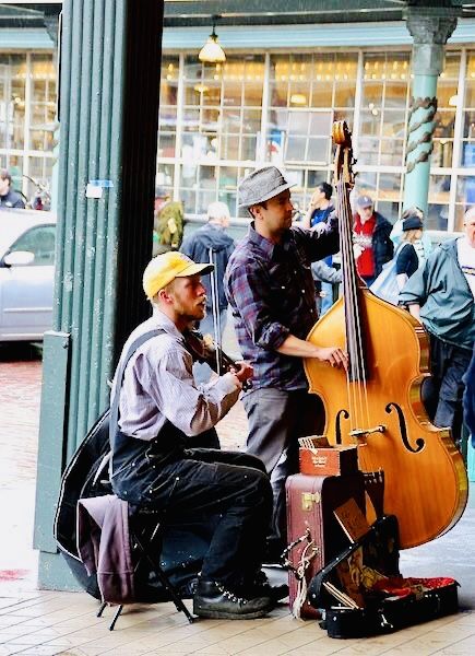 Street Performers Musicians, People Playing Instruments, Buskers Street, Life In The Countryside, Street Musicians, Street Music, Seattle Usa, Street Musician, Jazz Art