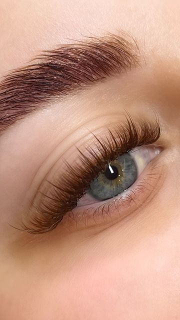 Natural Full Lashes Extensions, Light False Lashes, Brown Lashes Makeup, Getting My Lashes Done, Redhead Lash Extensions, Light Eye Lash Extensions, Brown Fake Lashes, Whispy Lashes Extensions Full, Brown Wispy Lashes