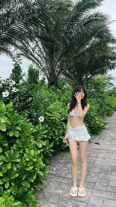 Beach Outfit Thailand, Korean Beach Outfit Aesthetic, Ulzzang Beach Outfit, Tagaytay Outfit Ideas, Hawaii Outfits Aesthetic, Beach Winter Outfit, Swim Cover Up Outfit, Beach Swimsuit Outfit, Korean Beach Outfit