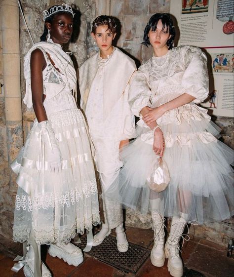 Edgy Princess, Dark Mori, Diy Vetement, White Dresses, Vogue Italia, Mode Vintage, Primavera Estate, Fashion Week Spring, London Fashion Week