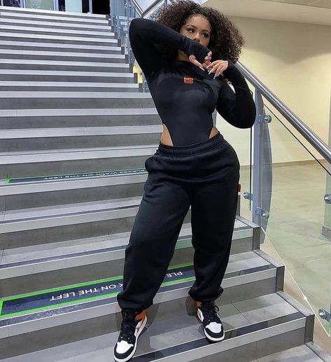 Bodysuit And Sweatpants Outfit, Sweat Pants Outfit Baddie, Black Joggers Outfit, Jogging Adidas, Joggers Outfit Women, Cute Sweatpants Outfit, Cute Sporty Outfits, Body Suit Outfits, Looks Party