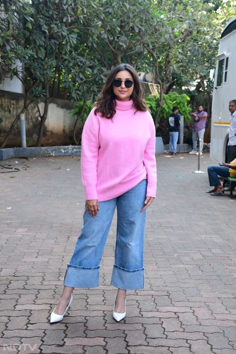 Stars In The City: Ajay Devgn, Shilpa Shetty, Parineeti Chopra And Others Parineeti Chopra Outfits, Shanaya Kapoor, Aisha Sharma, Farhan Akhtar, Pink Turtle, Indian Movie, Shilpa Shetty, White Kurta, Parineeti Chopra