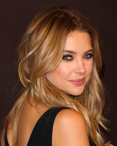 Hanna Marin Makeup, Ashley Benson Hair, Ashely Benson, Hanna Marin, Ashley Benson, Shay Mitchell, Kiss Makeup, Beauty Photos, Teen Vogue