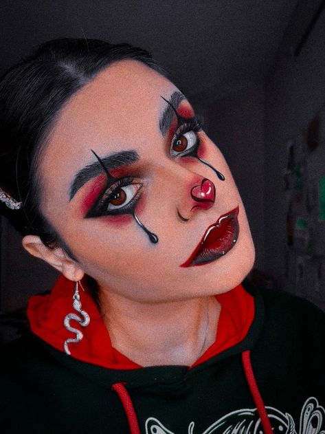 Red Black Clown Makeup, Female Jester Makeup, Red And Black Clown Costume, Harley Quinn Makeup Red And Black, Harley Quinn Red And Black Makeup, Black And Red Halloween Makeup, Red And Black Harley Quinn Makeup, Harley Quinn Black And Red Makeup, Black And Red Harley Quinn Makeup