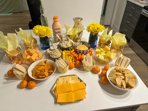 Foods that are yellow for a color party Yellow Board Night, Color Party Orange Food, Gold Snacks For Color Party, Color Party Yellow Snacks, Yellow Snack Board, Yellow Food Board Ideas, Yellow Theme Food, Color Party Ideas For Adults Yellow, Orange Color Party Food Ideas