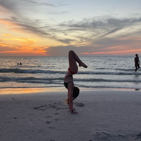 handstands Handstand Aesthetic, Gymnastic Tricks, Yoga Aesthetics, Family Beach Pictures Poses, Gymnastics Wallpaper, Recreate Photos, Morning Pancakes, Summer Board, Photo Recreation