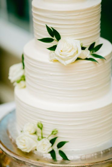 White wedding cake with real flowers White Wedding Cake With Blush Flowers, Two Layer White Wedding Cake, Simple White Wedding Cake With Greenery, Plain White Wedding Cake With Flowers, Plain White Cake With Flowers, Wedding Cake With No Flowers, Plain Wedding Cake With Flowers, White Cake With White Flowers, Real Flowers On Wedding Cake