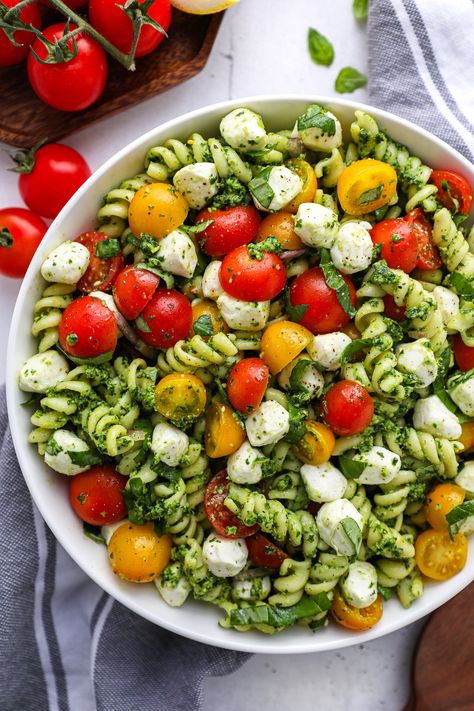 Pasta Salad With Tomatoes, Salad With Tomatoes, Tomatoes Mozzarella, Plats Healthy, Pesto Pasta Salad, Kale Pesto, Tomato Mozzarella, Makanan Diet, Healthy Lifestyle Food