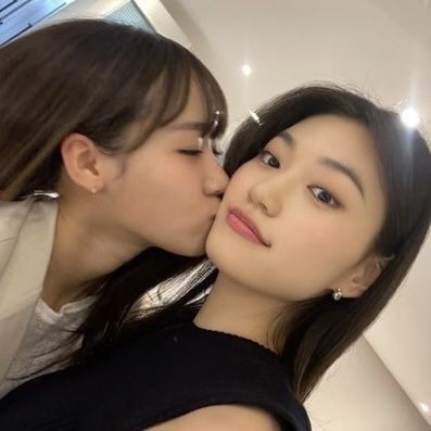 kissing the cheeks of my beloved lana. Girls Love Aesthetic Icons, Yoojung And Doyeon, Kpop Best Friends, Doyeon And Yoojung, Doyeon Selca, Wlw Icons, Doyeon Yoojung, Wlw Pfp, Weki Meki Yoojung