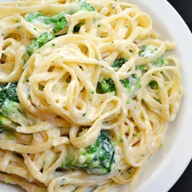 Broccoli Fettuccine Alfredo - Budget Bytes Broccoli Fettuccine Alfredo, Pasta Vegetariana, Broccoli Alfredo, Budget Bytes, Vegetarian Main Dishes, Alfredo Recipe, Fettuccine Alfredo, Frugal Meals, Linguine