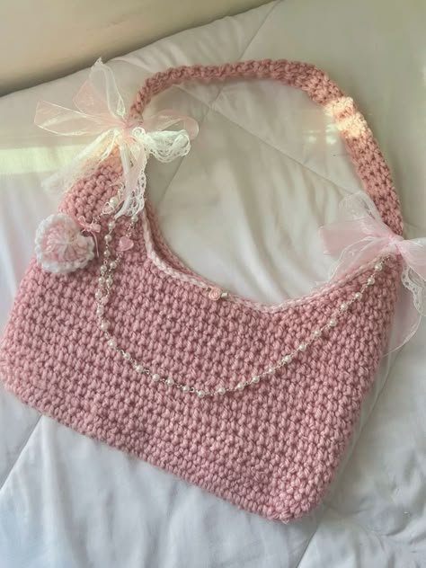 5 creative ways to add personality to your crochet bag, from adding a pom pom to embroidering a Thermal Stitch, Hello Kitty Crochet, Crochet Shoulder Bags, Crochet Fairy, Crochet Bedspread Pattern, Estilo Taylor Swift, Crochet Shop, Crochet Business, Crochet Design Pattern