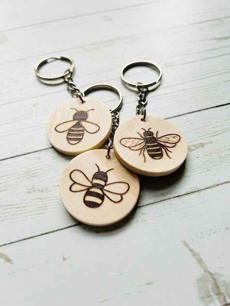 Pyrography Keychain, Wooden Keychain Ideas, Business Promotional Gifts, Wooden Chair Plans, Bee Keychain, Keychain Wood, Wood Burning Patterns Stencil, Wood Burn Designs, Dremel Carving