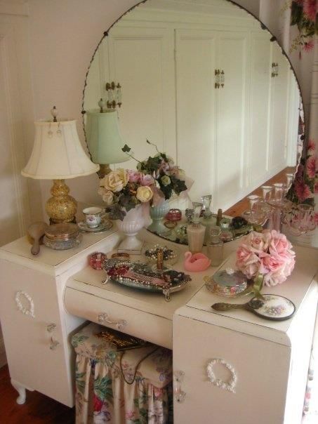 vintage vanity- beautiful!                                                                                                                                                                                 More Styl Shabby Chic, Shabby Chic Table, Vintage Dressing Tables, Shabby Chic Dresser, Shabby Chic Bedrooms, Pretty Room, Dreamy Room, Interior Modern, Chic Bedroom