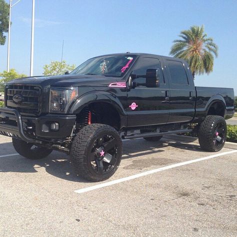 Oh.. My.. God.. THIS IS PERFECT!!! :D Black Truck With Pink, Pink Lifted Trucks, Pink Chevy Trucks, Country Trucks, Ford Girl, Trucks Lifted Diesel, Future Trucks, Black Truck, Pink Truck