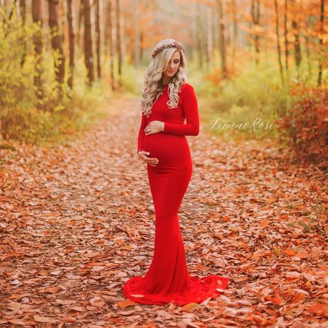 My amazing maternity photos!❤️ Fitness Photoshoot Ideas, Fall Maternity Shoot, Fitted Maternity Gown, Fall Maternity Photos, Maternity Photoshoot Poses, Maternity Inspiration, Maternity Gown, Fitness Photoshoot, Winter Maternity