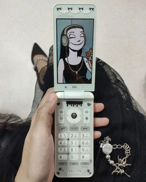 Omori Japanese themed flip phone 🔪 Phone model: Kyocera Gratina KYF31 #flipphone #japaneseflipphone #japanesephones #keitai #garakei #nostalgia #2000s #tech #phones #y2k #kyocera #gratina #omori #omocat #omorigame #mitsukocore Nokia Flip Phone Aesthetic, Japanese Flip Phone, 2000s Tech, Flip Phone Aesthetic, Nostalgia 2000s, Phone Aesthetic, Flip Phone, Y2k Vibes, Flip Phones