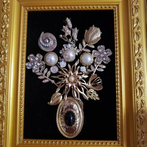 Gorgeous Vintage Recycled Jewelry  Framed ART.  Vintage 1960-2000  Gold color  brooches,White Pearl Flowers brooches on  the Black velvet display.  Frame is Gold color,unique piece of handmade art is One of a Kind! The new Gold color  frame measures approx 10'x8',opening approx.4.5x6.5.I using Vintage costume jewelry. USPS;Priority Mail BOX  shipping. Please contact me if you have any questions . I don't accept cancellations .Thank you for shopping. See my second store athttps://www.etsy.com/sho Arts And Crafts Jewelry Antique, Jewelry Shadow Box Ideas, Jewelry Pictures Ideas, Broken Jewelry Crafts, Brooch Pictures, Old Jewelry Crafts Ideas, Jewelry Art Ideas, Jewelry Tree Craft, Costume Jewelry Art