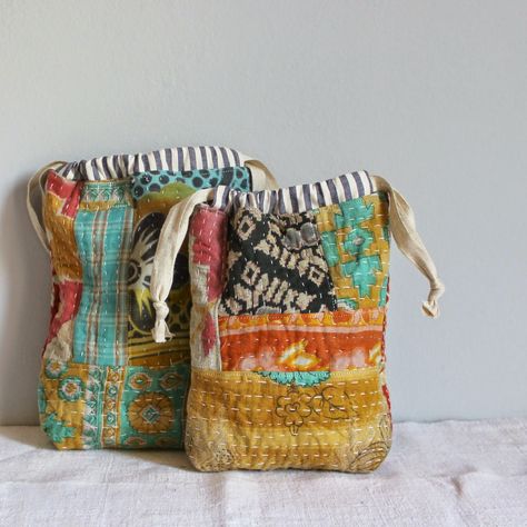 Hantverk Diy, Boro Stitching, Kantha Fabric, Kantha Embroidery, Textile Bag, Sashiko Embroidery, Patchwork Bags, Drawstring Bags, Fabric Projects