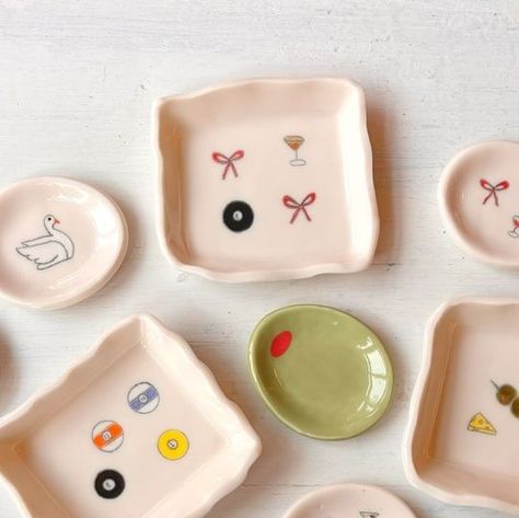 Pottery Idea Painting, Ceramic Catch All Dish, Pottery Craft Ideas, Clay Dish Ideas, Clay Painting Ideas, Summer Ceramics, Porcelain Dishes, Diy Pottery Painting, Color Me Mine