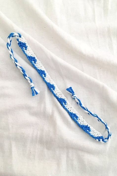 How To Make Ocean Wave Bracelet, Diy Surfer Bracelet, Surfer Bracelets Aesthetic, How To Make Surfer Bracelets, Diy Wave Bracelet, Wave Macrame Bracelet, Blue And White Bracelet Pattern, Blue Embroidery Bracelets, Wave Embroidery Bracelet