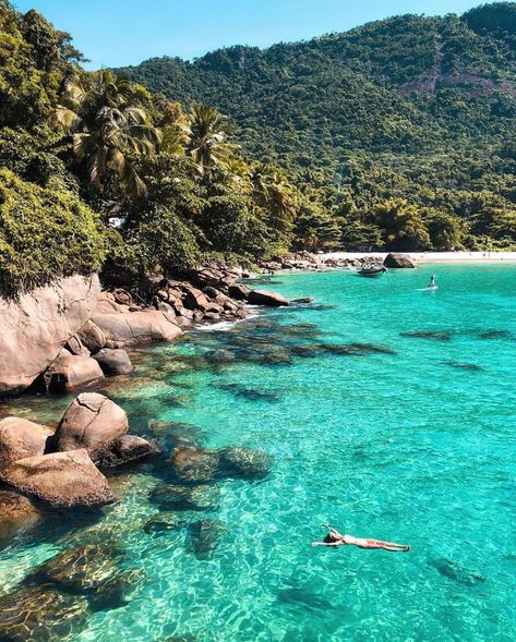 Angra dos Reis é um município brasileiro situado no sul do estado do Rio de Janeiro. Possui 365 ilhas, muitas delas tendo como donos celebridades nacionais e internacionais, sendo a maior de todas denominada de Ilha Grande.  Embora mais lembrada por suas ilhas e pela beleza natural, Angra possui um rico acervo patrimonial. São construções dos séculos XVII e XVIII que incluem imponentes conventos, igrejas, monumentos e ermidas, predominantemente influenciadas pela Igreja Católica.  Dentre as prai Brazil Tourism, Brazil Beaches, Brazil Travel, Dream Vacations Destinations, Future Travel, Rio Grande, Travel Inspo, Pretty Places, Dream Destinations