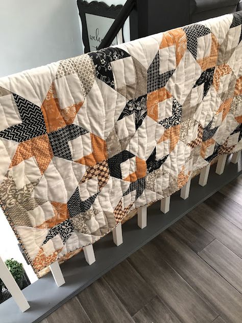 Fall Quilt Color Schemes, Earth Tone Quilt Ideas, Fall Colors Quilt, Autumn Quilts Ideas, Autumnal Quilt, Fall Quilts Autumn, Diy Quilt Patterns, Quilt Halloween, Autumn Quilts