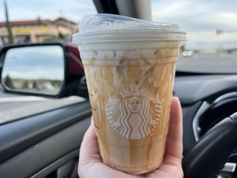 Viral Starbucks Drinks, Starbucks Flat White, Iced White Chocolate Mocha, Caramel Drinks, Mocha Drink, Iced White Mocha, Best Starbucks Drinks, Starbucks Holiday Drinks, Caramel Frappuccino