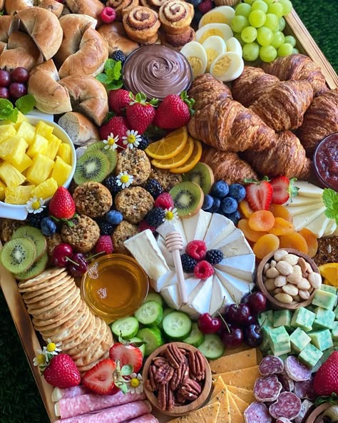 Birthday Breakfast Platter, Brunch Platter Mornings, Breakfast Platter Ideas Mornings, Breakfast Grazing Platter, Morning Tea Platter, Breakfast Sharing Platter, Breakfast Carchurie Boards, Dessert Table Graduation Party, Eid Breakfast