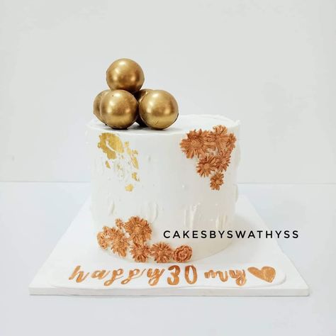 30th birthday cake in offwhite and gold + gold chocolate balls White Cake With Flowers, Painted Chocolate, 30th Birthday Cake, Cake With Flowers, Golden Cake, Chocolate Balls, White Cakes, 30 Birthday Cake, Fondant Flowers