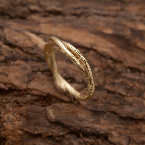 What makes this 14kt gold twisted twig band so special is the handcrafted texture of the precious metal, that resembles a tree bark, symbolizing the connection with Mother Earth. It also makes an artistic handmade gift or an unique promise and anniversary ring that will last for a lifetime. It is a limited edition original creation. Order now to guarantee availabilty, indicating ring size in the Personalization box at checkout. PRODUCT SPECIFICATIONS - Extremely strong and durable. - Handmade fr Tree Wedding Band, Tree Engagement Ring, Tree Wedding Ring, Branch Wedding Band, Ring Twisted Band, Tree Branch Ring, Nature Wedding Ring, Twig Wedding Band, Twig Engagement Ring