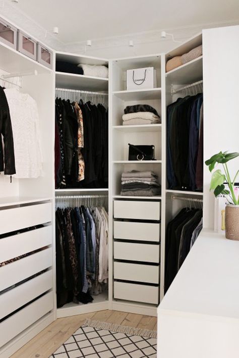 These Ikea closets are so stylish! Find some serious inspiration here. Bed Closet, Closet Ikea, Corner Closet, Creative Closets, Ikea Wardrobe, Ikea Closet, Ikea Pax Wardrobe, Corner Wardrobe, Walking Closet