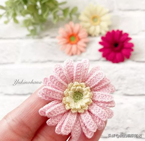 A beautiful gerbera decorative flower illustration, made into a brooch or bouquet is very delicate and beautiful - laitimes Crochet Gerbera Free Pattern, Gerbera Daisy Crochet, Crochet Flower Badge, Amigurumi Daisy Flower Free Pattern, Mini Margaritas Crochet, Gerbera Flower, Crochet Coin Purse, Crochet Symbols, Crochet Keychain