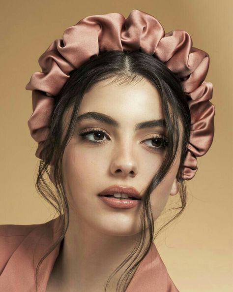 Alena Blohm, Diy Hair Scrunchies, Dark Autumn, 자수 디자인, Modern Hairstyles, Headband Styles, Fashion Hair Accessories, Diy Hair Accessories, Head Accessories