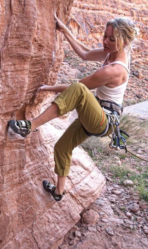 Woman Climbing, Rock Climbing Women, Climbing Women, Climbing Outfit Woman, Climbing Outfits, Climbing Girl, Sport Videos, Climbing Pants, Rock Climbing Gear